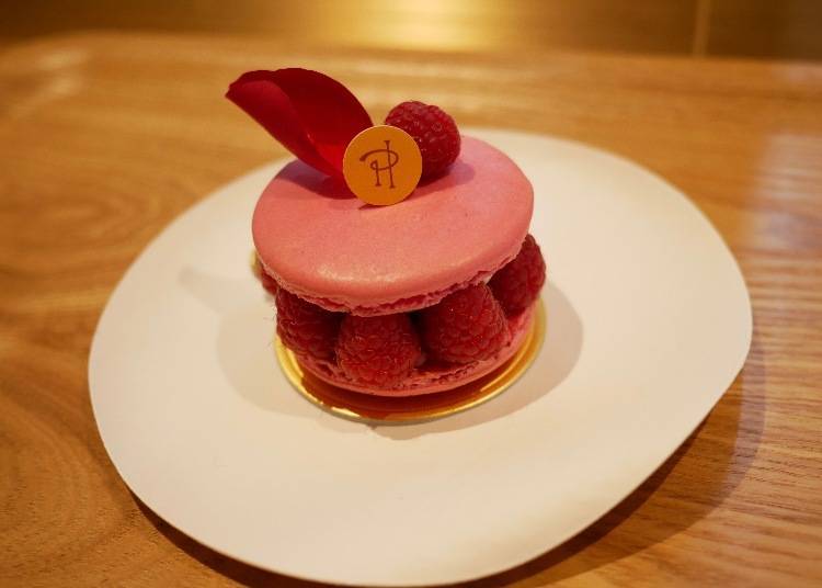 Ispahan Rose Lychee Macaron Cake (イスパハン) , \972 (tax included)