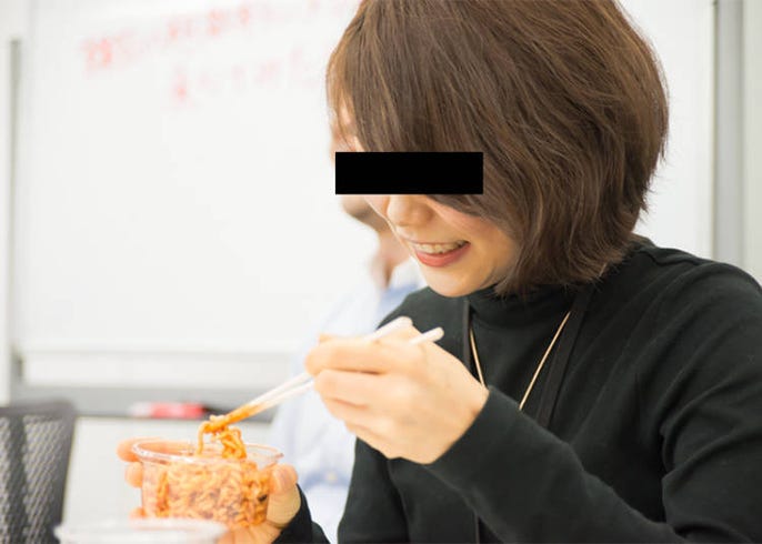 韓国の辛ラーメンを超えると噂の超激辛ラーメン ブルダックポックンミョン に挑戦してみたら Live Japan 日本の旅行 観光 体験ガイド