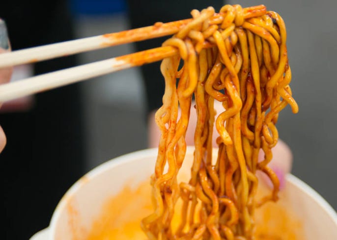 韓国の辛ラーメンを超えると噂の超激辛ラーメン ブルダックポックンミョン に挑戦してみたら Live Japan 日本の旅行 観光 体験ガイド