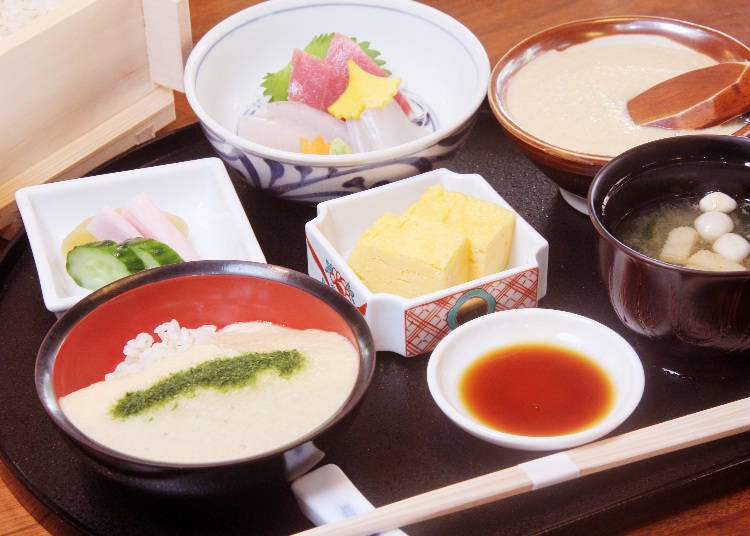 The “Sashimi & Mugitoro” set meal for 2,376 yen