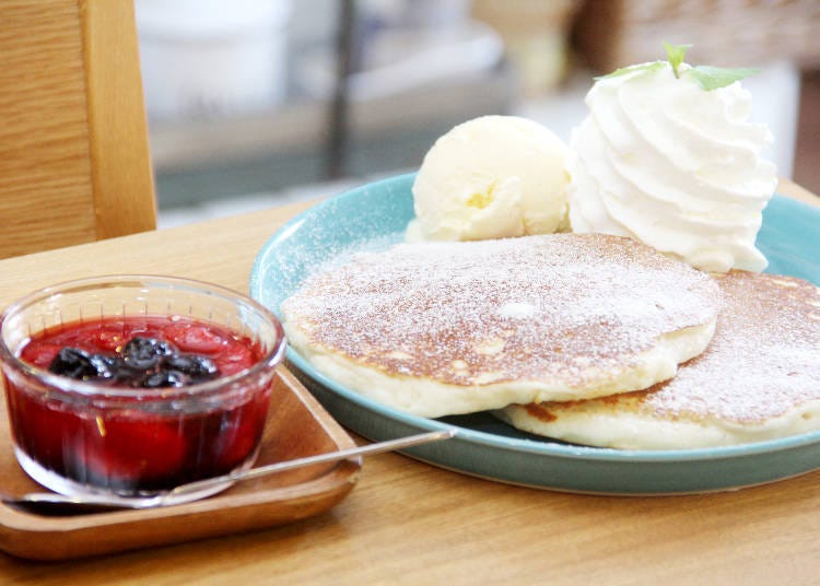Classic pancakes with blueberry and strawberry sauce, 900 yen
