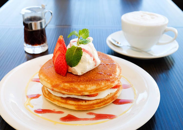 Strawberry Pancake (ストロベリーデコレ), 995 yen; Coffee latte (カフェラテ) 650 yen (tax included)