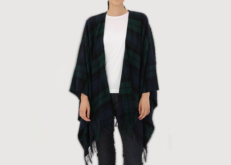 ▲Multi-Functional Plaid Cape/ヤクウール大判柄マルチケープストール 5,990yen (Courtesy of Ryohin Keikaku Co., Ltd)