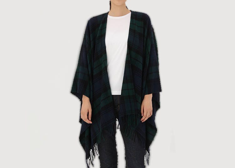 ▲Multi-Functional Plaid Cape／ヤクウール大判柄マルチケープストール  5,990yen (Courtesy of Ryohin Keikaku Co., Ltd)