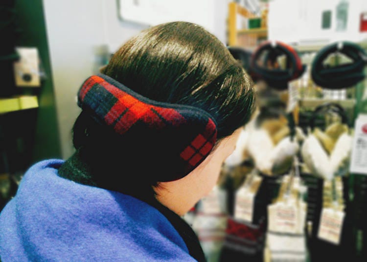 ▲Adjustable Earmuffs/サイズ調整できる後ろから着けるイヤーマフ 1,990 yen
