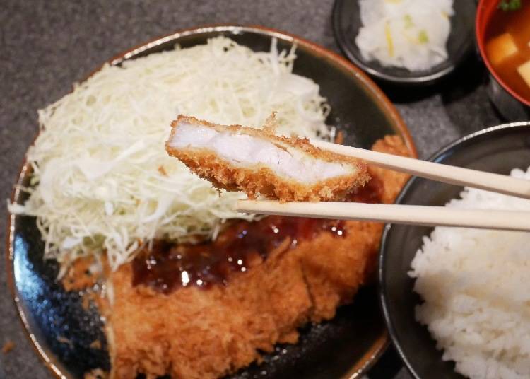 The tonkatsu lunch set for 850 yen (tax excluded) comes with miso soup, cabbage, and pickles.