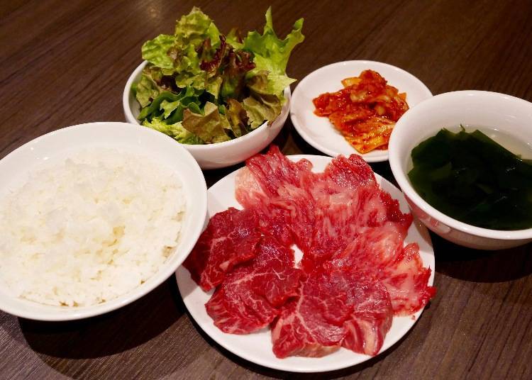 The Lunch Set B offers a choice of either three cuts (wagyu ribs, loin, and skirt steak) or one cut. It also comes with wakame (seaweed) soup, salad, and all-you-can-eat kimchi for 1,100 yen for everything (tax excluded).