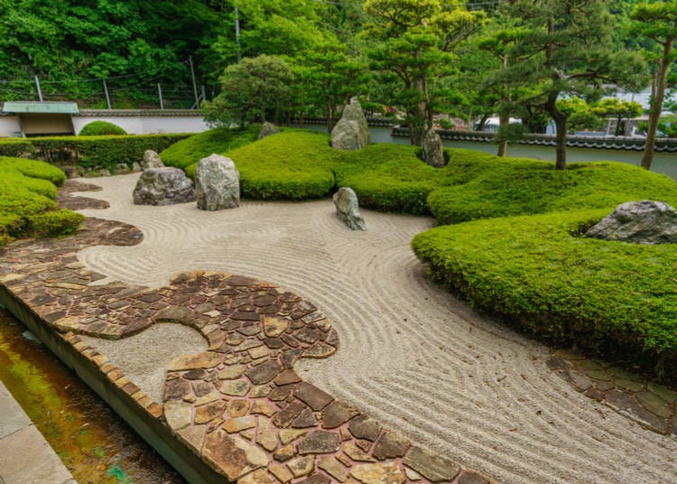A Japanese Garden that Incorporates Classic Components