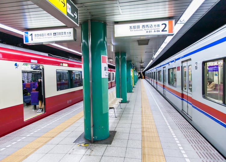 東京有些車站的停靠月台，會同時有兩條不同路線的電車停靠
