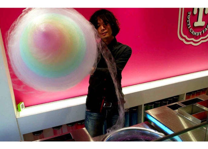原宿で話題のレインボーわたあめ 超巨大なわたあめの正体をtotti Candy Factoryで見てきた Live Japan 日本の旅行 観光 体験ガイド
