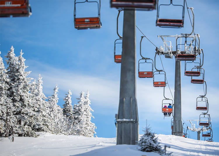 如何穿著雪具搭上滑雪場的纜車？