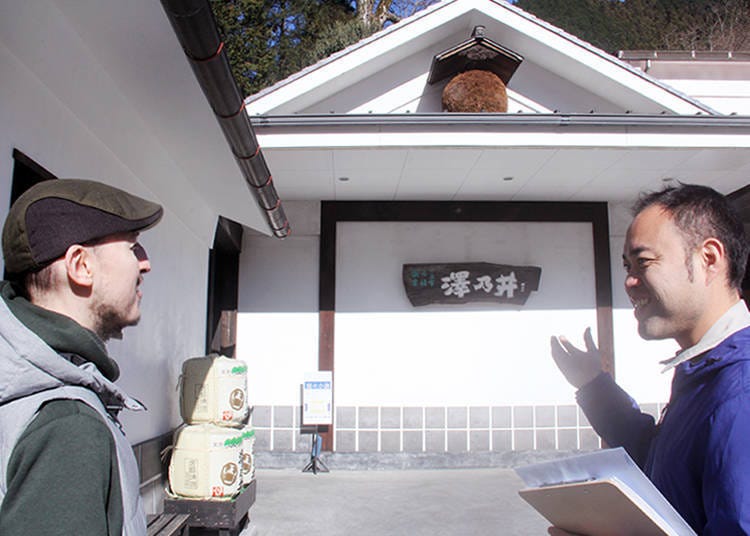 ▲Start of the tour – with a sakabayashi in the background