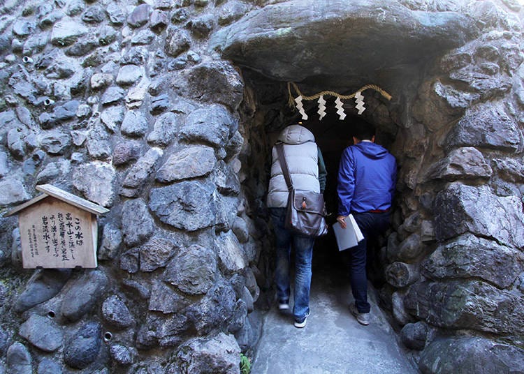 ▲The secret to delicious sake can be found at the back of this cave…