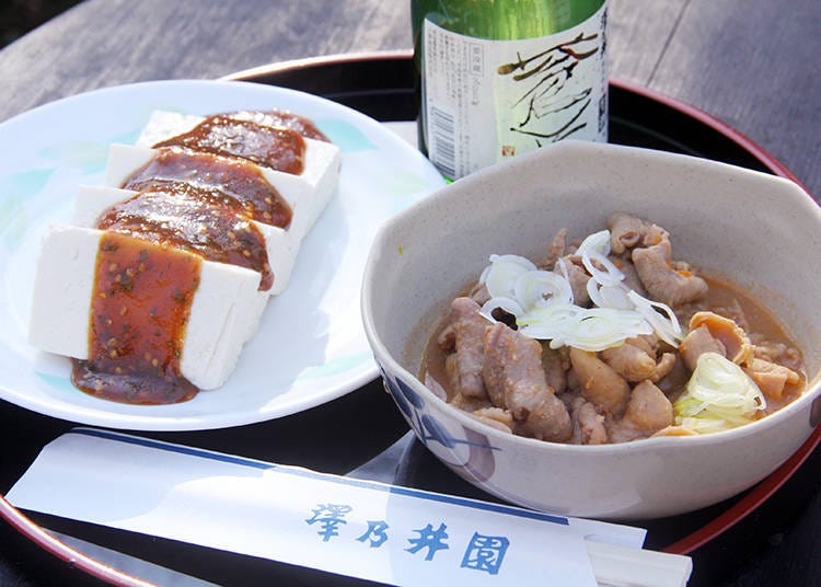 ▲Left: Cold tofu (soybean ourd) 400 yen, Right: Innards stew 450 yen