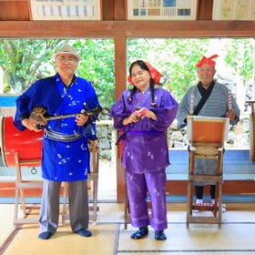 Sanshin demonstration at Ishigaki Yaima Village
Details & Bookings ▶
(Photo: KKday)