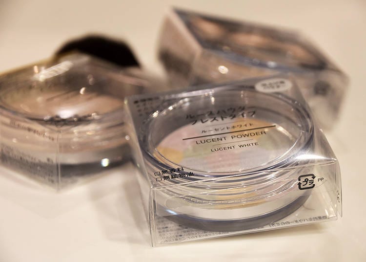 ▲Pressed Powder Shimmer Mosaic Lucent Powder (Honey Beige, Lucent White, Natural, and Pearl Natural.)/ルースパウダー プレストタイプ(ハニーベージュ、ルーセントホワイト、ナチュラル、パールナチュラル) 900 -1,050 yen.