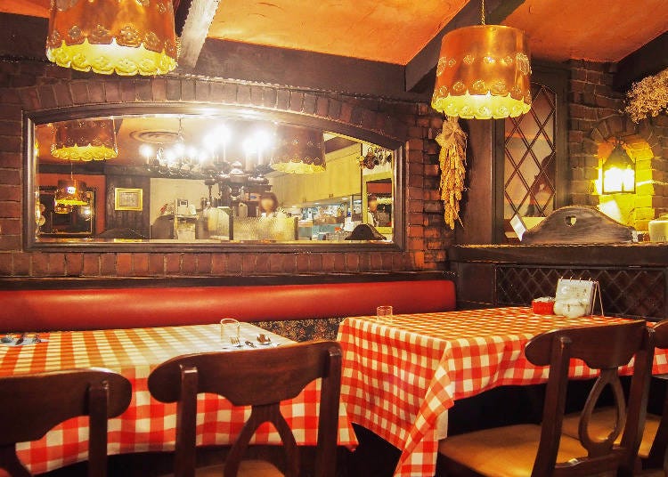 The red bricks look nostalgic, as do the checkered tablecloths. The nostalgic atmosphere is an important part of the experience.