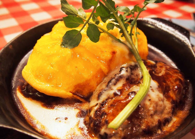 Flu~ffy egg demiglace hamburger steak omurice (900 yen)