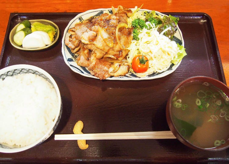 돼지고기 쇼가야키 정식(1,050엔)은 생강과 함께 구운 돼지고기, 밥, 각종 절임, 된장국이 한 세트.