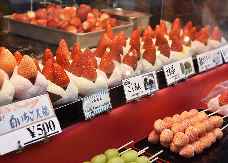 各種口味草莓大福排排站。一串串的日本白色草莓也讓人很想試試呢。