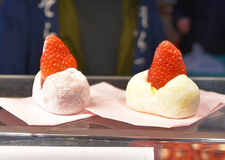 草莓大福    左：紅豆沙餡   右：卡士達醬（在外國遊客當中十分受歡迎）
