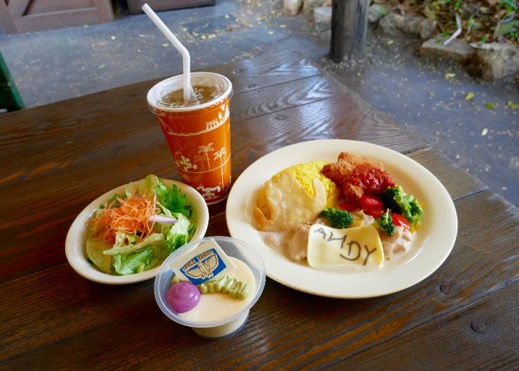 玩具總動員特別套餐 1580日圓內含奶油雞肉、炸蝦餅、沙拉、番紅花飯、飲料