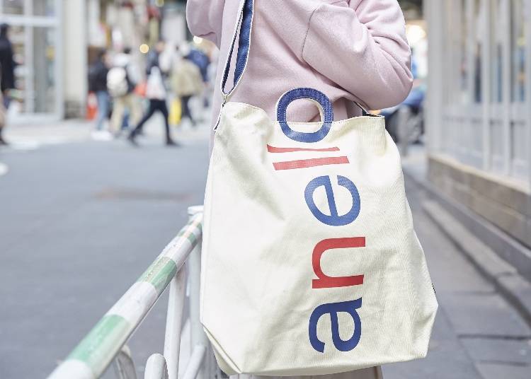 ▲ Logo print 2-way tote bag for 3,500 yen (tax excluded), side zip pullover for 3,900 yen (tax excluded)