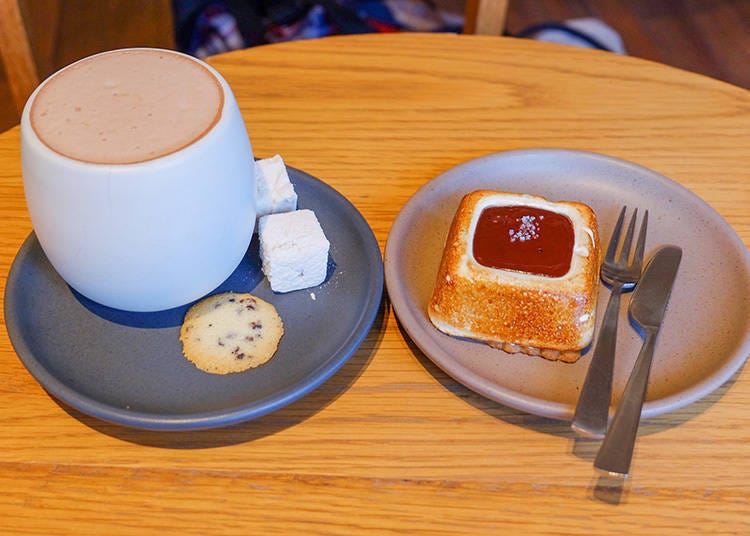 Left: Kuramae Hot Chocolate, 630 yen; Right: S'more, 450 yen