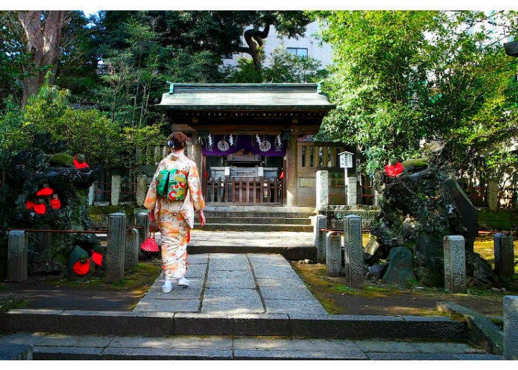 Omairi: Worshipping at Shrines