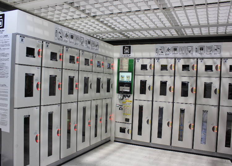 Password-type lockers at Terminal 2. Note that the receipt is retrieved not at the locker directly but at the terminal in the middle. You can also pay with Suica or other such cards.