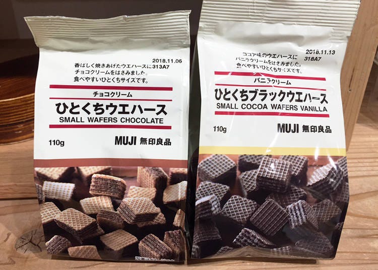 ▲Left: Small Cocoa Wafers Vanilla／ ひとくちブラックウエハース　バニラクリーム 110g, Right: Small Wafers Cholocate／ひとくちウエハース 110g（150 yen each）