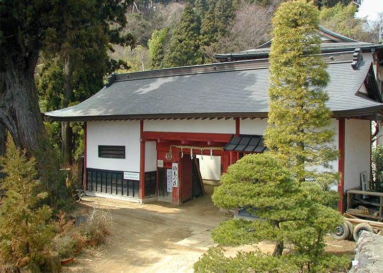 入口山門與那一抹朱紅色點綴，是遠近馳名的地標