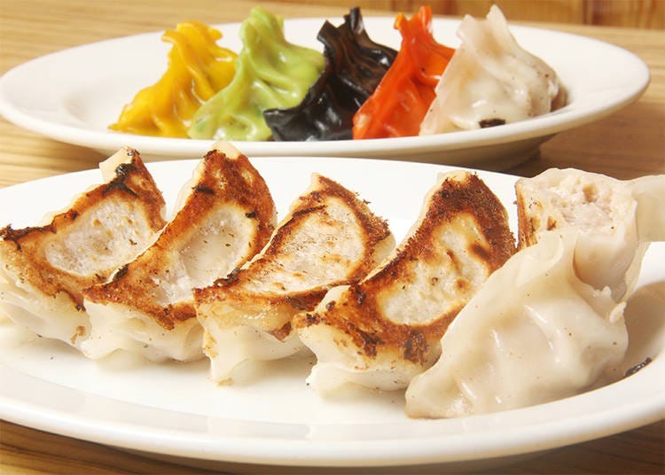 Meat broth fried gyoza (front), five-colored gyoza for 540 yen (back)