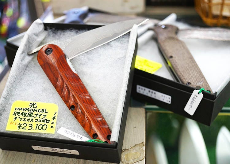 The patterned blade of this pocket knife is a work of art (from 23,000 yen)