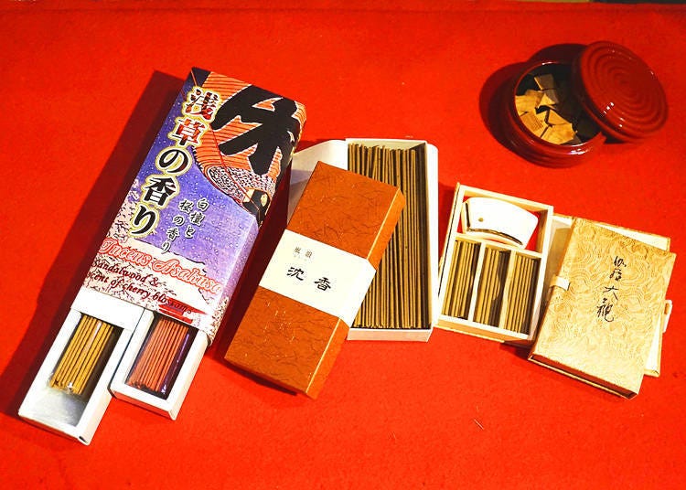 Asakusa no kaori (the scent of Asakusa), Nenjudo’s own original incense (Approximately 140 sticks for 1,404 yen); Jinkou (Agarwood) (Approximately 170 sticks for 4,320 yen); Taikan (Approximately 150 sticks for 11,880 yen). Nenjudo also stocks incense that is suitable for koudou, the traditional incense-smelling ceremony.
