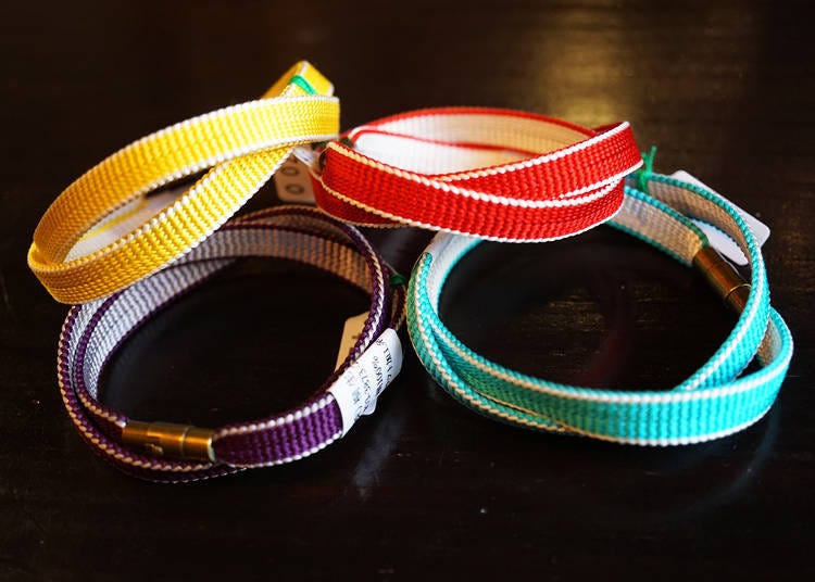 These vibrant pure silk kumihimo bracelets were once obishime, decorative string used to hold a kimono sash in place. (2,700 yen)