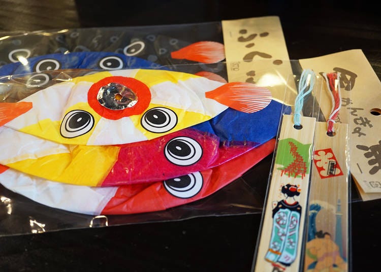 Souvenirs that don’t take up much space: Goldfish and Pufferfish paper balloons (from 378 yen); Bookmark made from bamboo (324 yen).