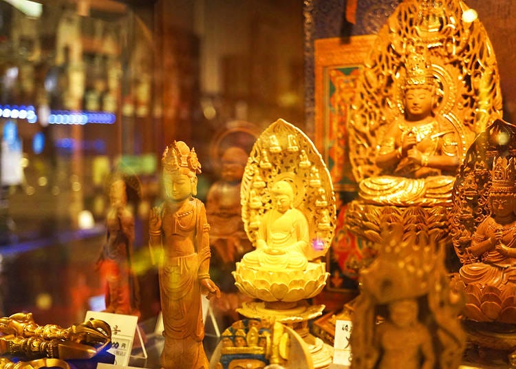 店の奥に並ぶ仏像が厳粛な趣を醸し出す。干支の守り仏など2万円台から入手できる
