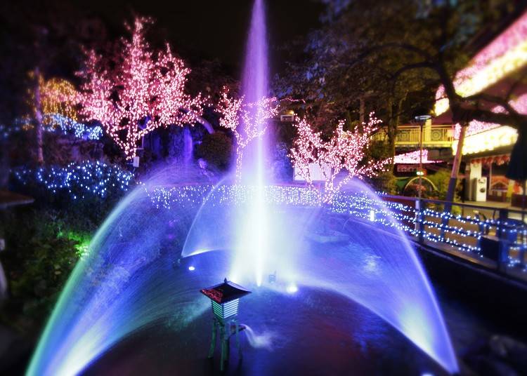 噴水池也因為燈光照映顯得特別夢幻