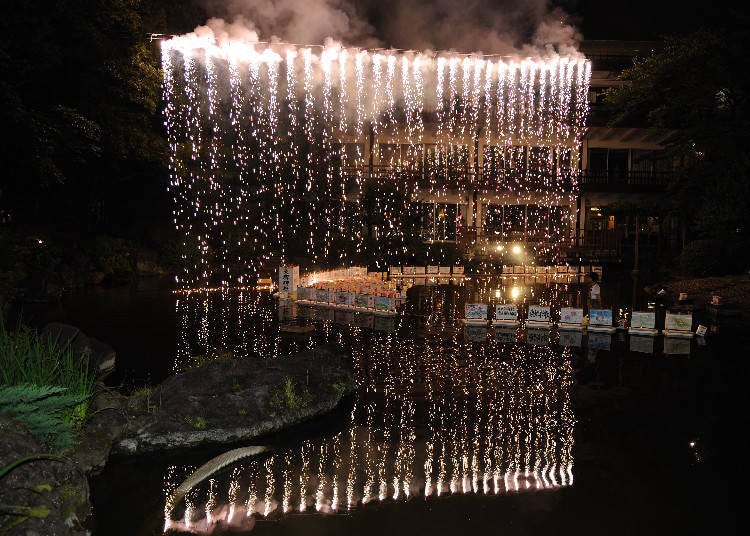 Niagara fireworks, the characteristic of Tōgō Shrine.