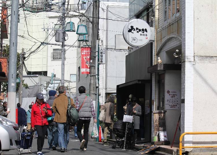 “365 Days” and “Little Nap Coffee Stand” are two of the popular take-out shops with long queues around the clock.