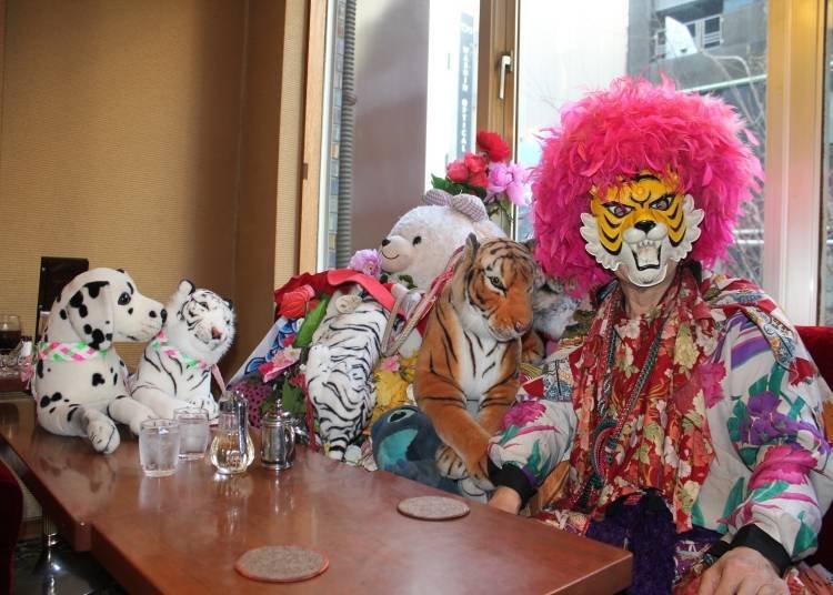 The Tiger and his family at Coffee Seibu.