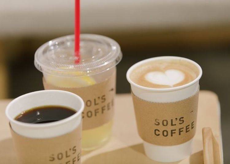 ▲왼쪽부터 커피(380엔), 직접 만든 레몬스캇슈(400엔), 카페라테(400엔)