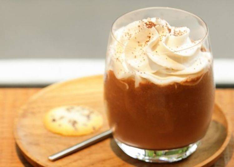 夏天最暢銷款「Frozen Hot Chocolate」也相當有人氣（630日圓）。甜中帶有恰到好處的苦澀意外爽口！