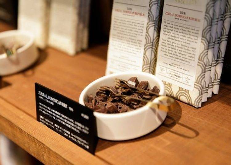 以單一種類可可豆製成的巧克力棒共有6種口味（每個1200日圓）。其中有3種是於蔵前店製造。可以各自試吃比較味道的不同