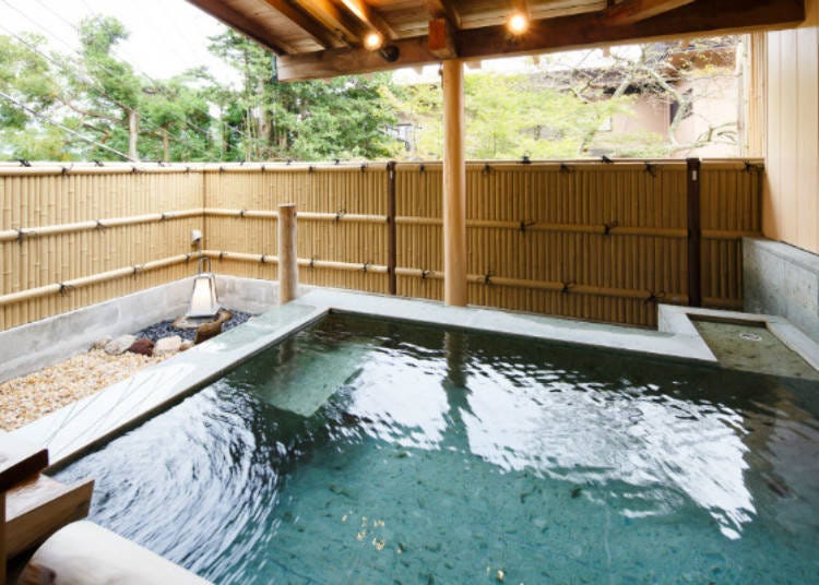 ▲ The large outdoor bath that is shared among all guests.
