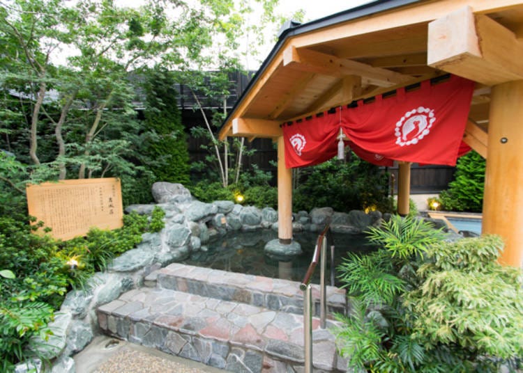 ▲This is an iwaburo or a rock bathtub located under a roof based on a festival yagura or wooden stage