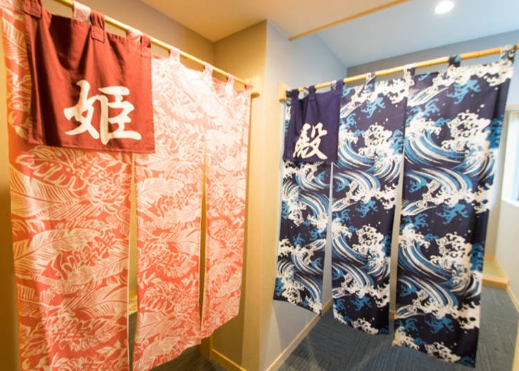 ▲The noren or short sign curtains hung in the bath entrance are said to be made from the cloth used in the yukata of sumō wrestlers!