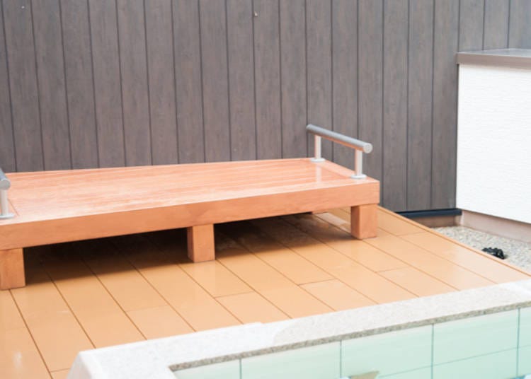 ▲The seats outside of the bathtub are based on masuseki or tatami seats used in sumō. The attention to detail is outstanding!