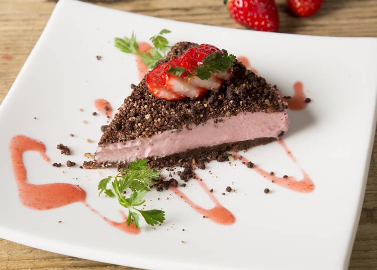 Vegan mousse cake of strawberry and cacao nibs 961 yen (offered from lunch onwards)